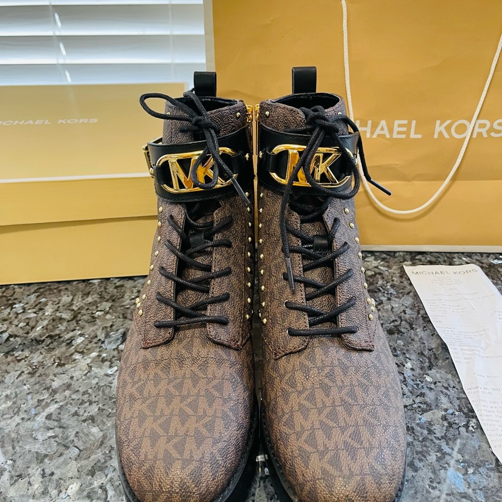 MK BOOTS SIZE 7.5